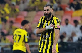 前锋突破射门锁定胜利